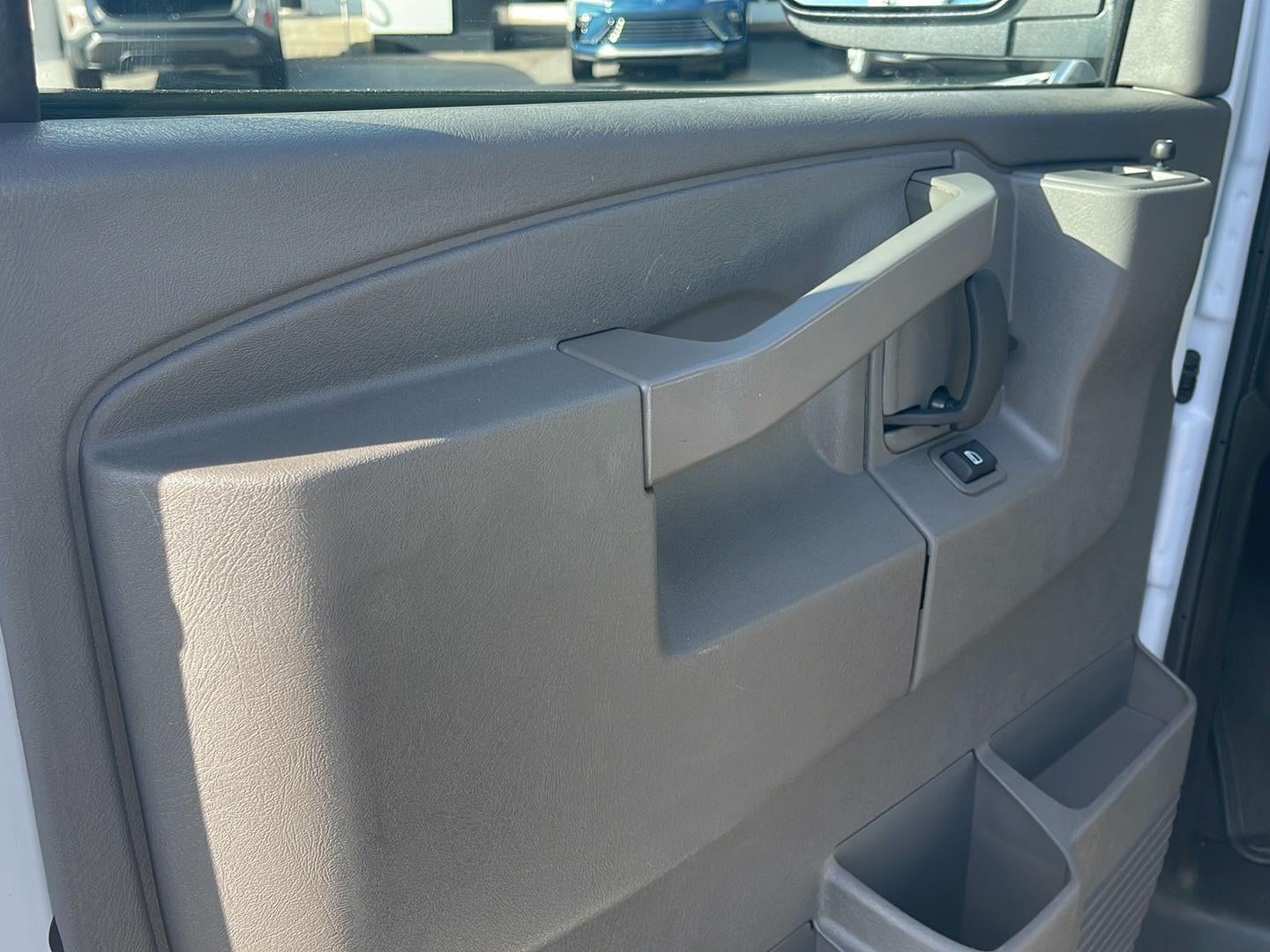 2025 Chevrolet Express Passenger 3500 1LT