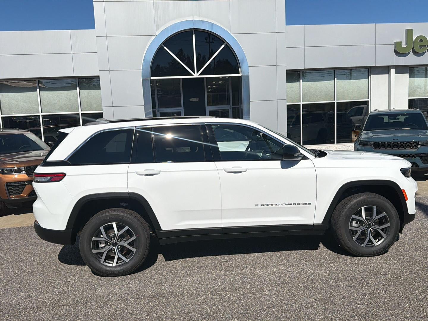 2027 Jeep Grand Cherokee GRAND CHEROKEE LAREDO X 4X4