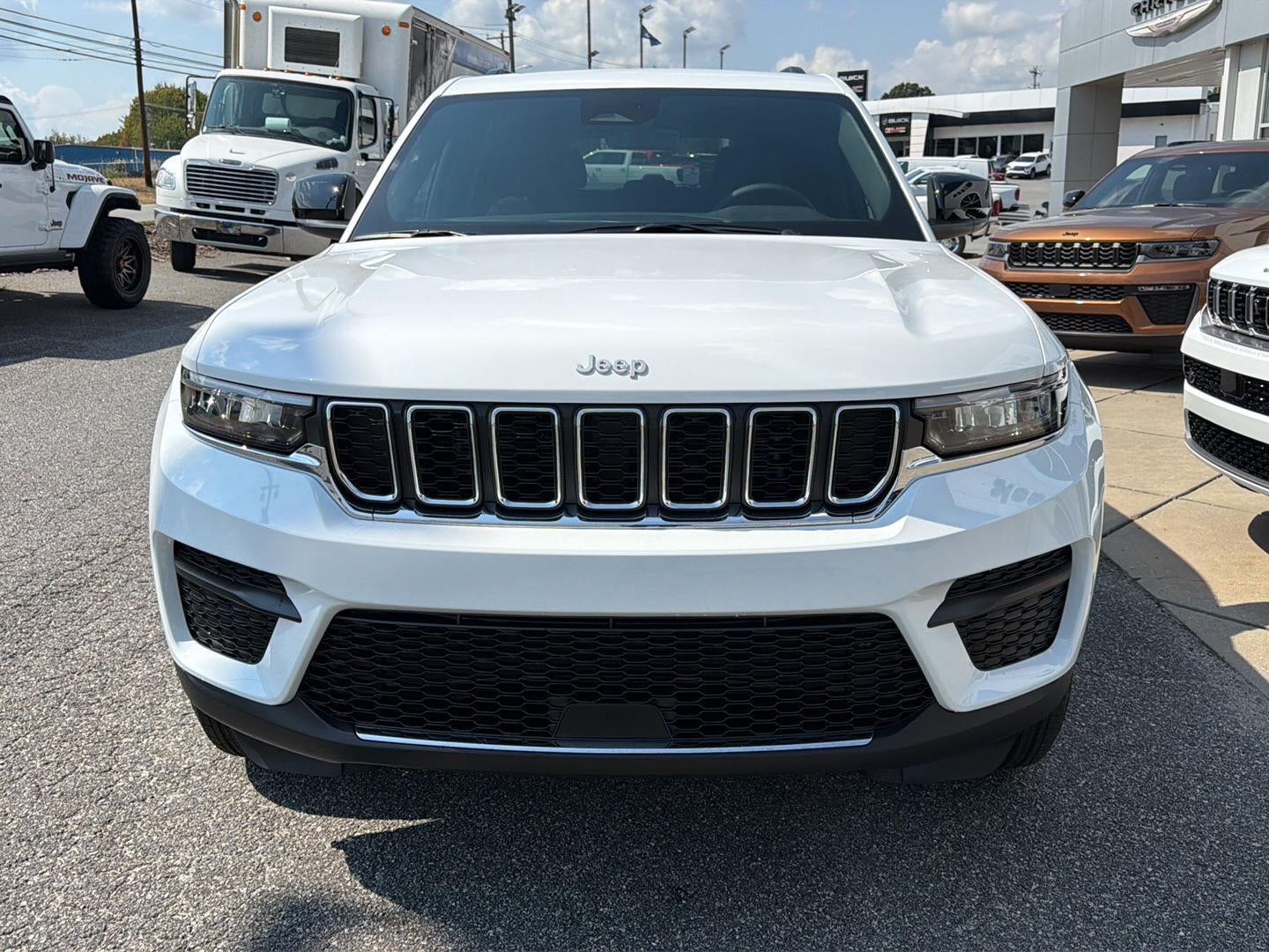 2027 Jeep Grand Cherokee GRAND CHEROKEE LAREDO X 4X4