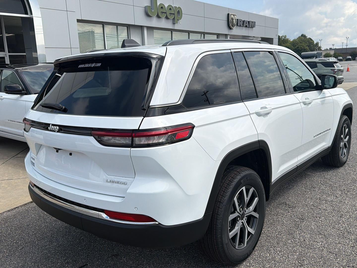 2027 Jeep Grand Cherokee GRAND CHEROKEE LAREDO X 4X4