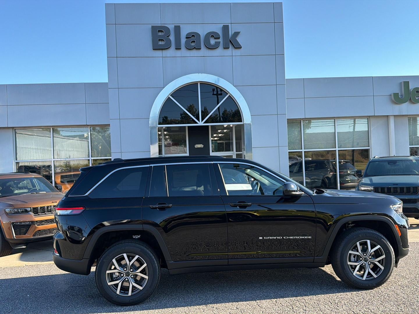 2027 Jeep Grand Cherokee GRAND CHEROKEE LAREDO X 4X4