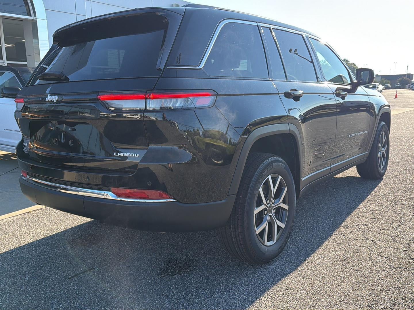 2027 Jeep Grand Cherokee GRAND CHEROKEE LAREDO X 4X4