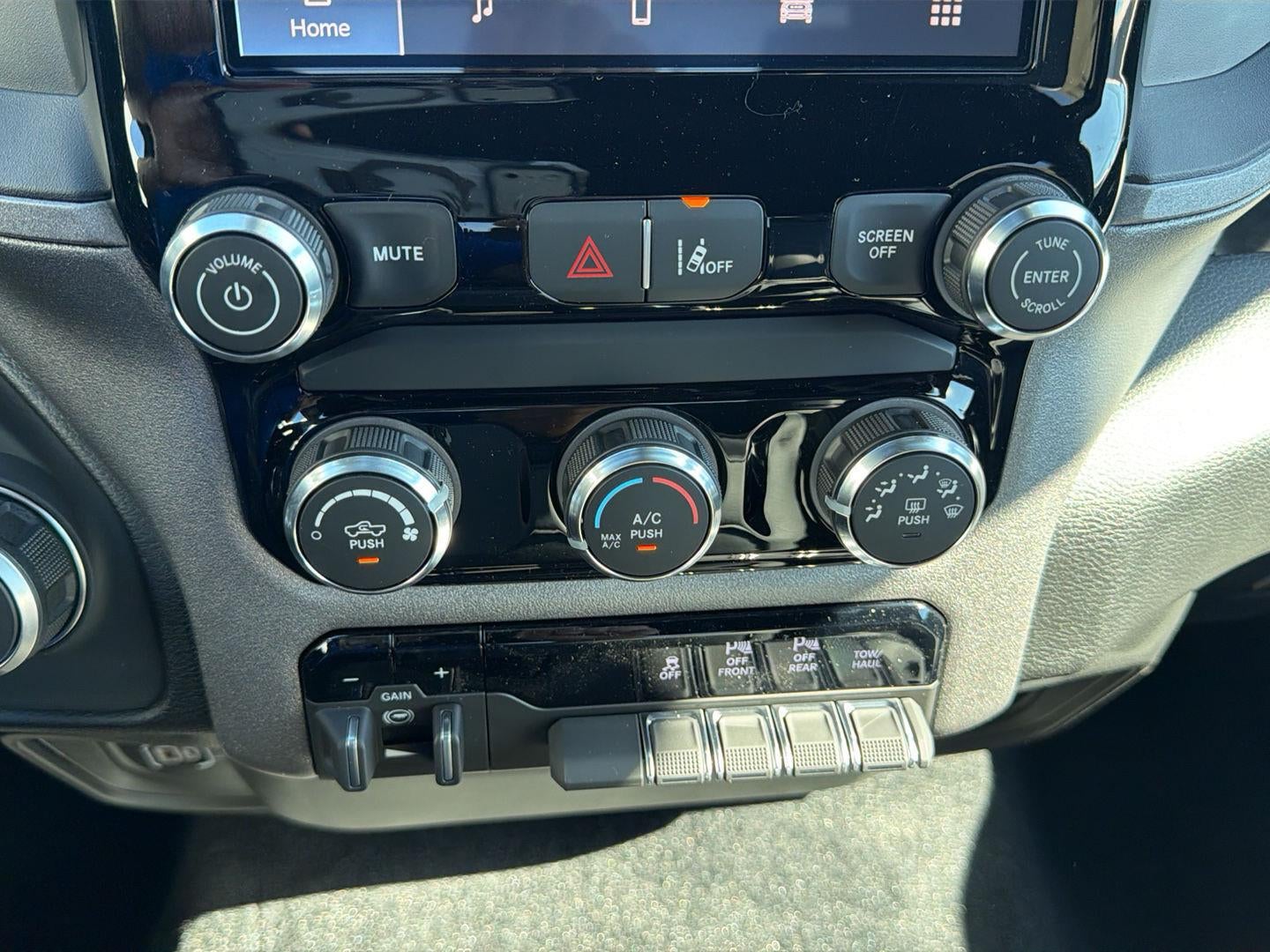 2027 RAM 1500 RAM 1500 TRADESMAN QUAD CAB 4X4 6'4' BOX