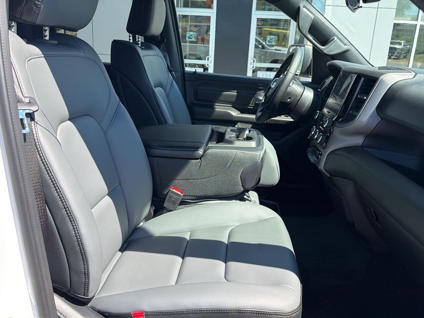 2027 RAM 1500 RAM 1500 TRADESMAN QUAD CAB 4X4 6'4' BOX