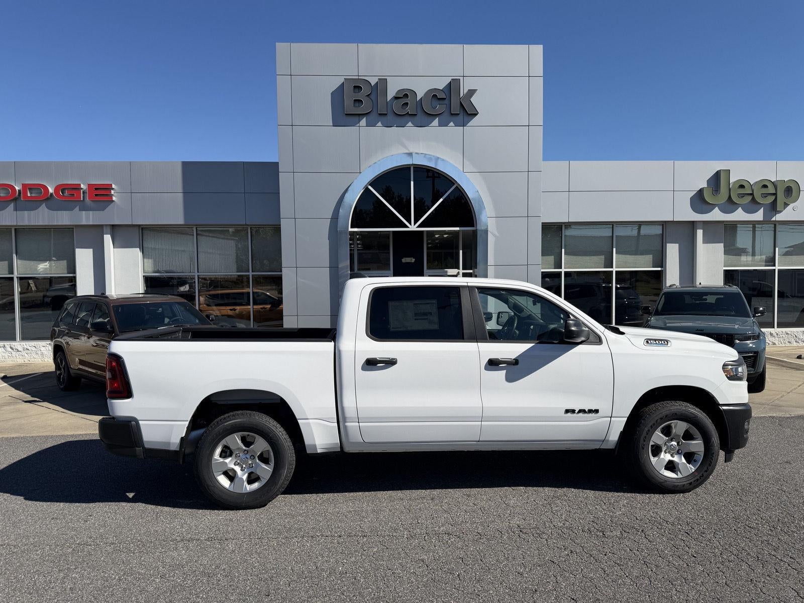 2027 RAM 1500 RAM 1500 TRADESMAN CREW CAB 4X4 5'7' BOX
