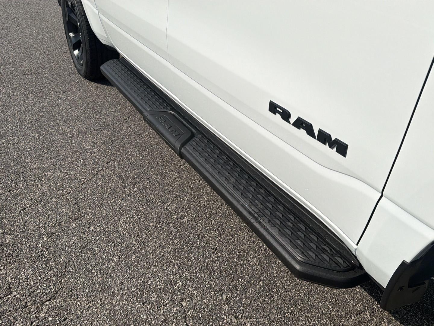 2027 RAM 1500 RAM 1500 EXPRESS CREW CAB 4X4 5'7' BOX