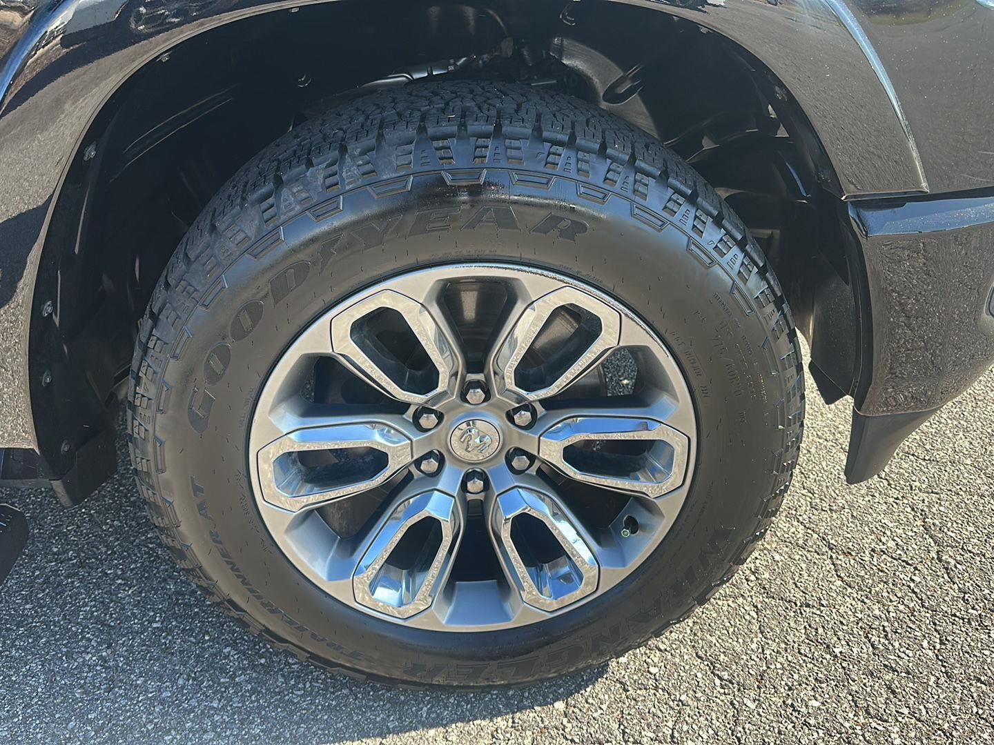2019 RAM 1500 Laramie Crew Cab 4x4 5'7' Box