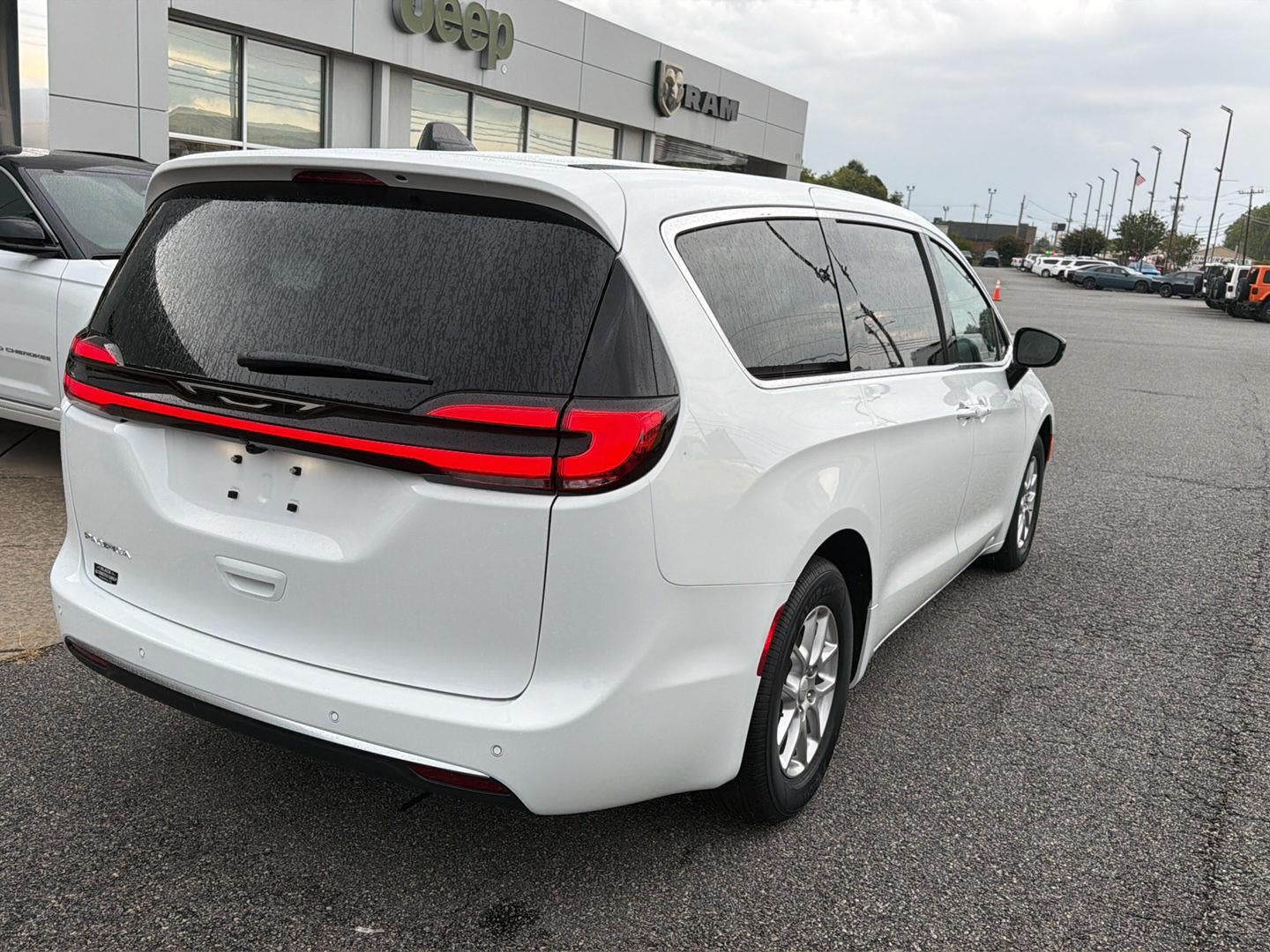 2027 Chrysler Pacifica Select