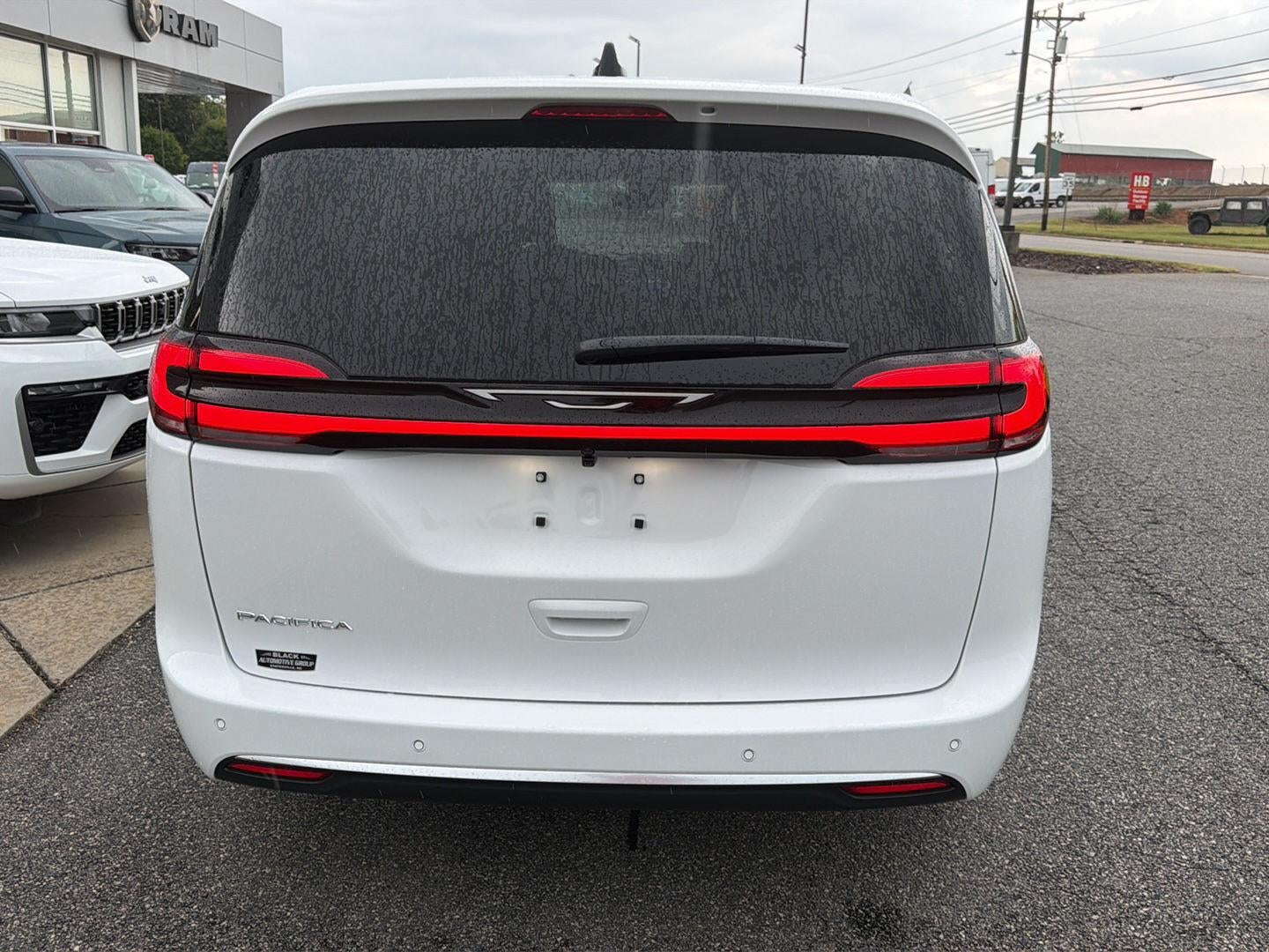 2027 Chrysler Pacifica Select