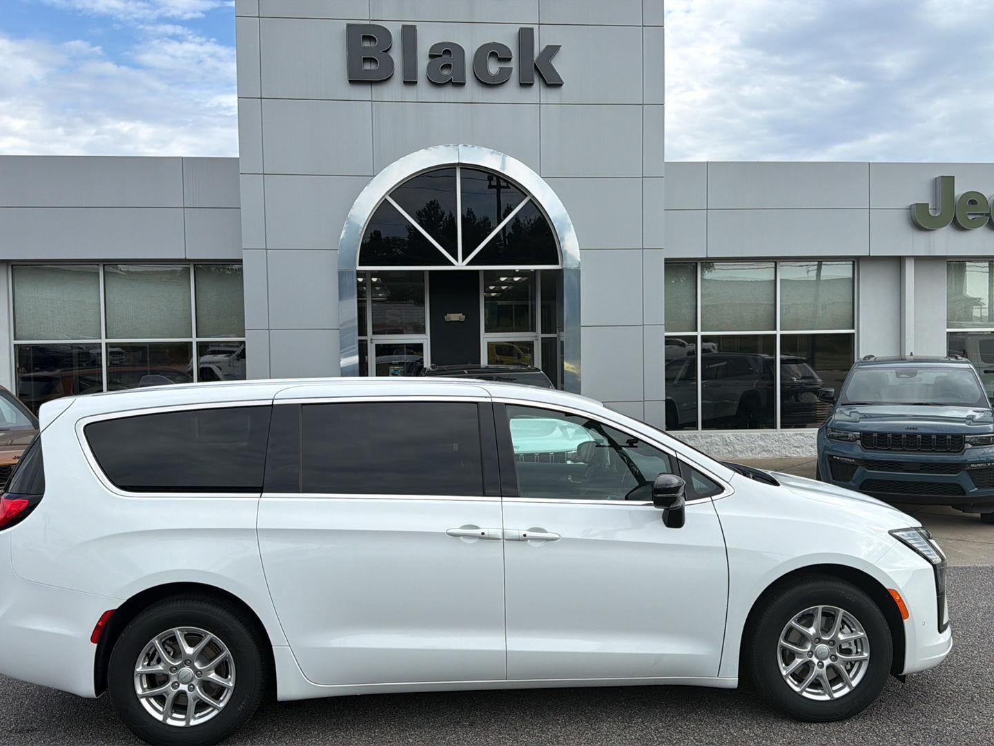 2027 Chrysler Pacifica Select