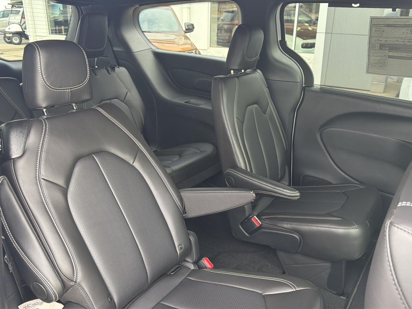 2027 Chrysler Pacifica Select