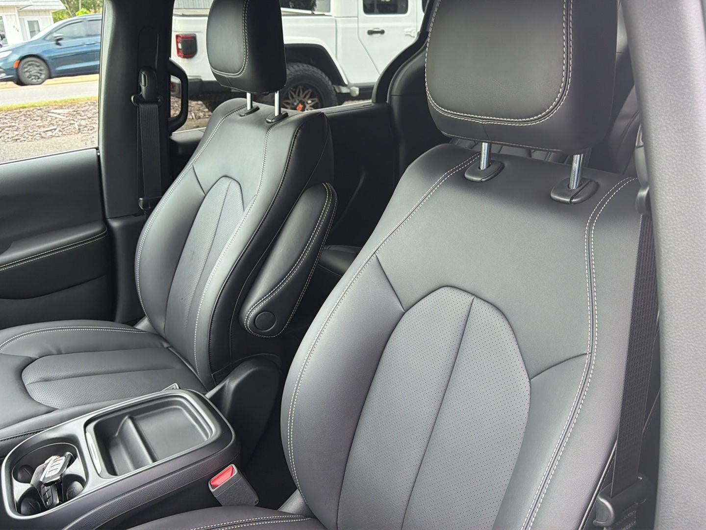 2027 Chrysler Pacifica Select