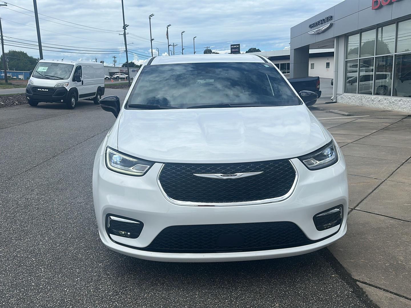 2025 Chrysler Pacifica Select