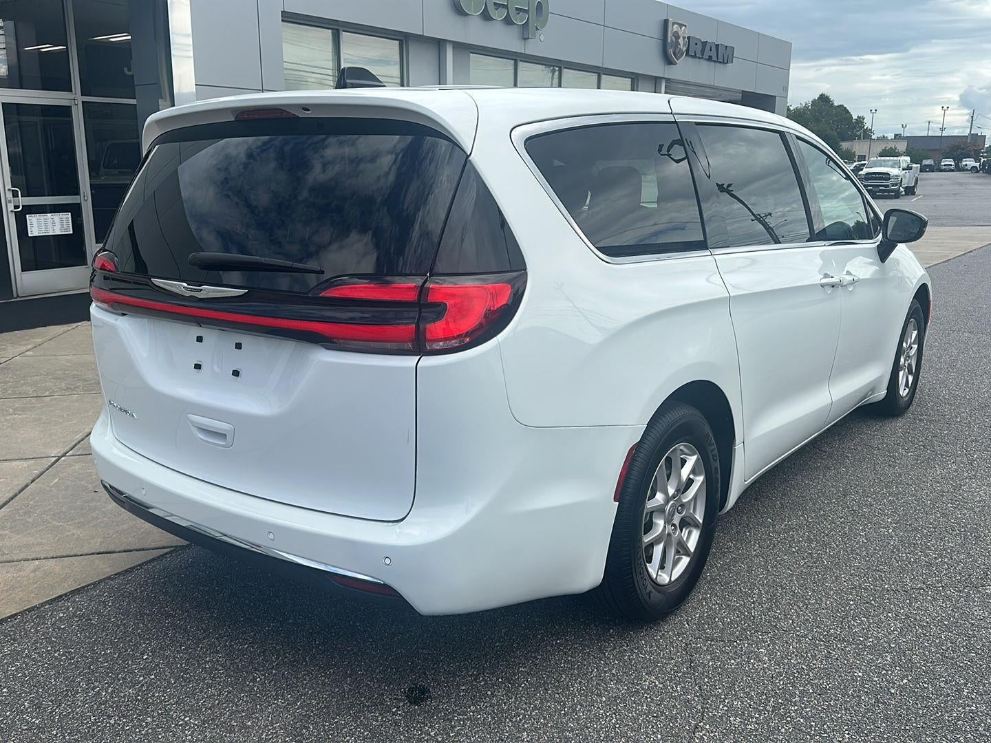2025 Chrysler Pacifica Select