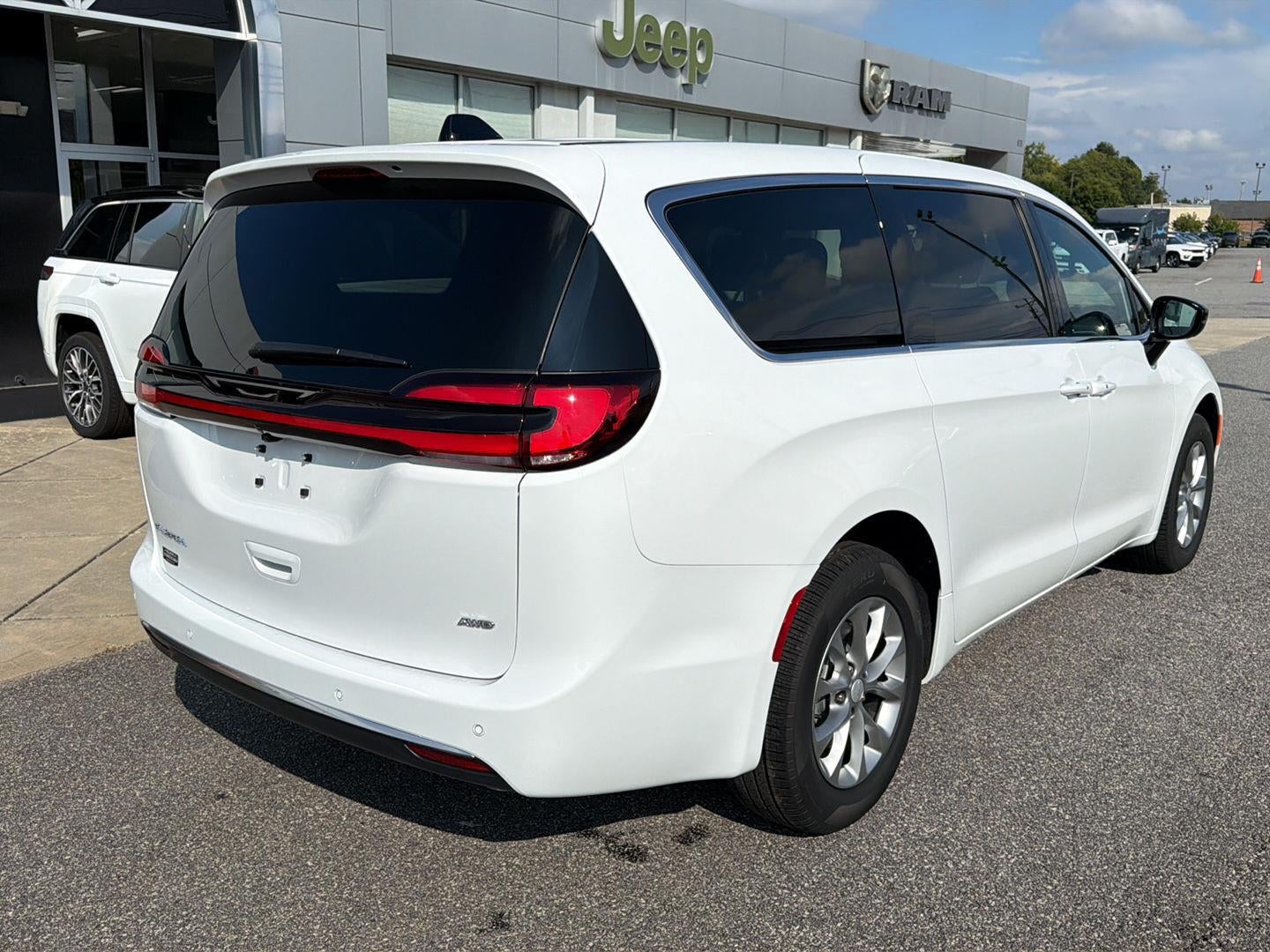 2027 Chrysler Pacifica PACIFICA SELECT AWD