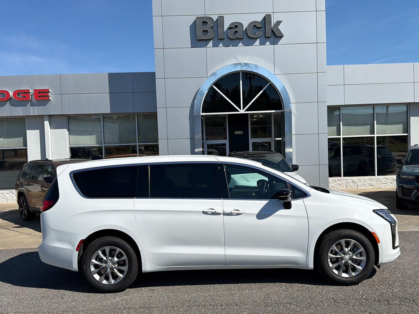 2027 Chrysler Pacifica PACIFICA SELECT AWD