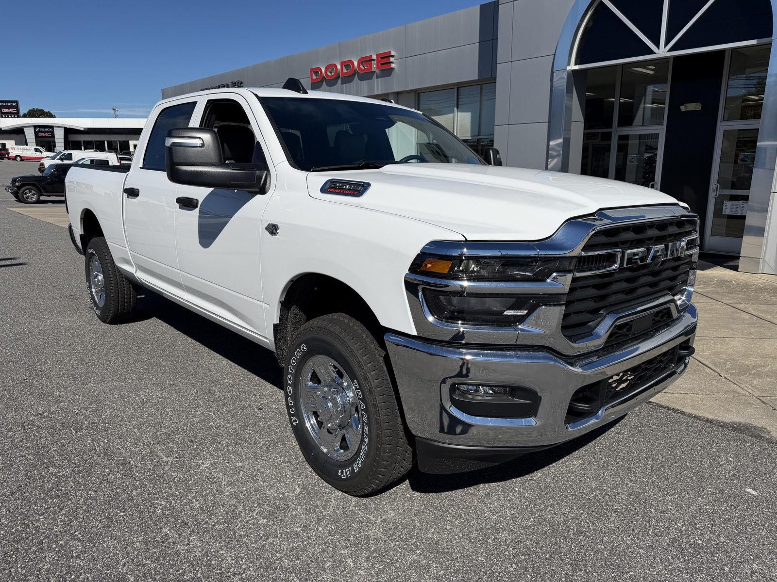 2027 RAM 2500 RAM 2500 TRADESMAN CREW CAB 4X4 6'4' BOX
