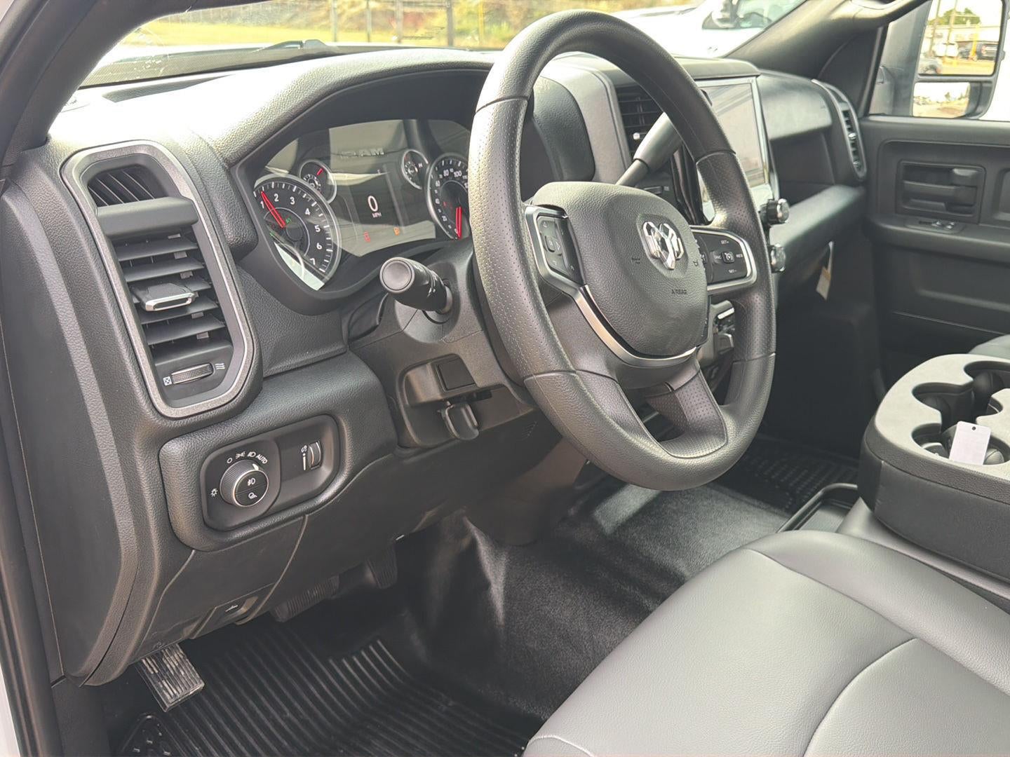 2027 RAM 2500 RAM 2500 TRADESMAN CREW CAB 4X4 6'4' BOX