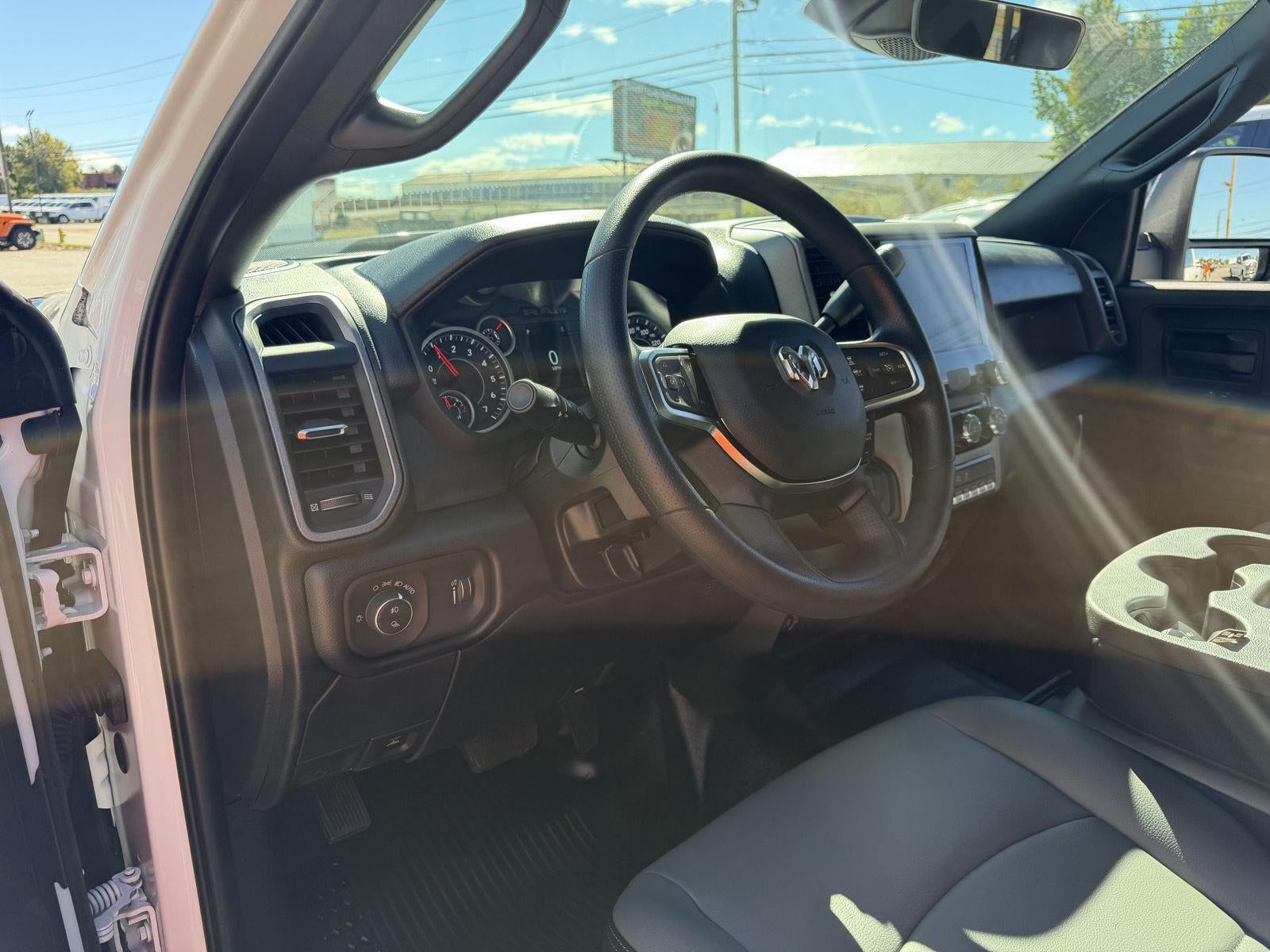 2027 RAM 2500 RAM 2500 TRADESMAN CREW CAB 4X4 6'4' BOX