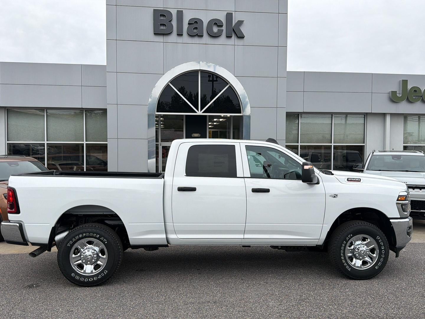 2027 RAM 2500 RAM 2500 TRADESMAN CREW CAB 4X4 6'4' BOX