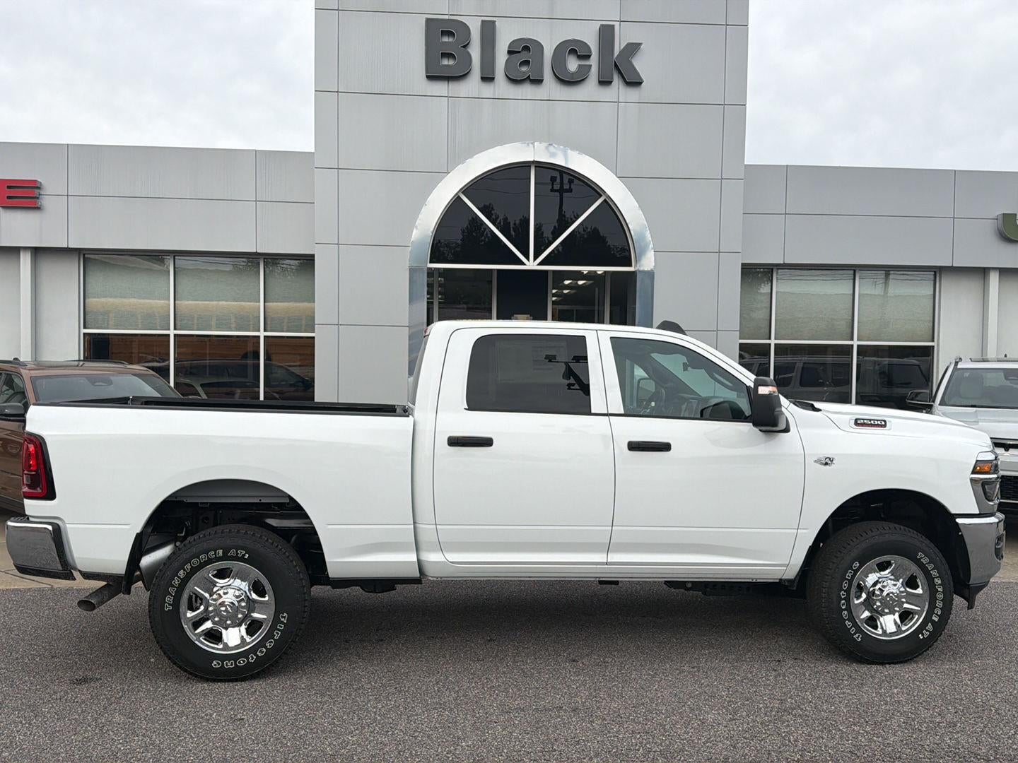 2027 RAM 2500 RAM 2500 TRADESMAN CREW CAB 4X4 6'4' BOX