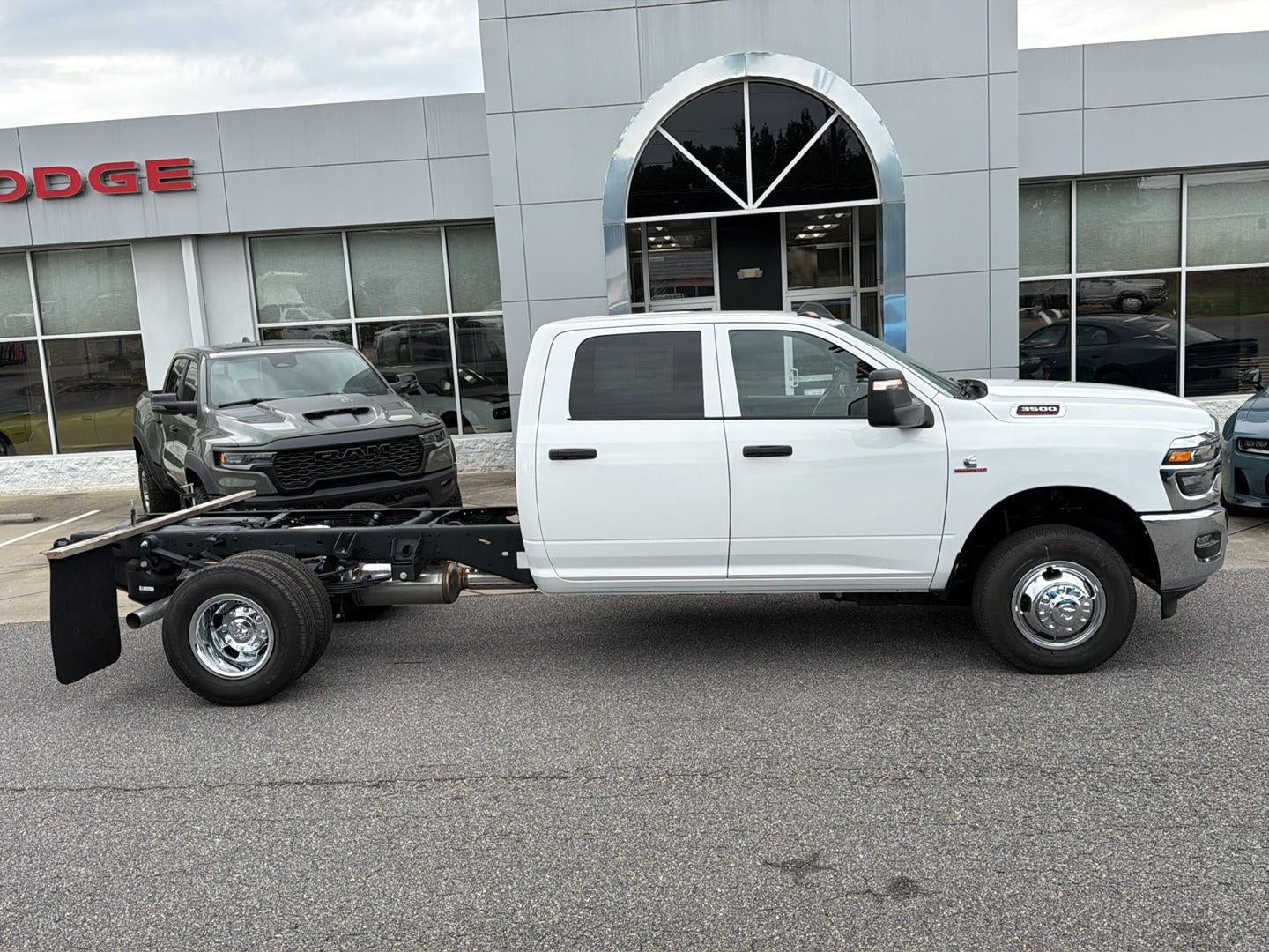 2026 DODGE TRUCK 3500 RAM 3500 TRADESMAN CREW CAB CHASSIS 4X4 60' CA